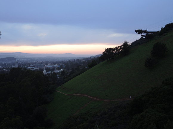 Sun sets in Claremont Canion with a view on Berkeley and someone's super fancy house